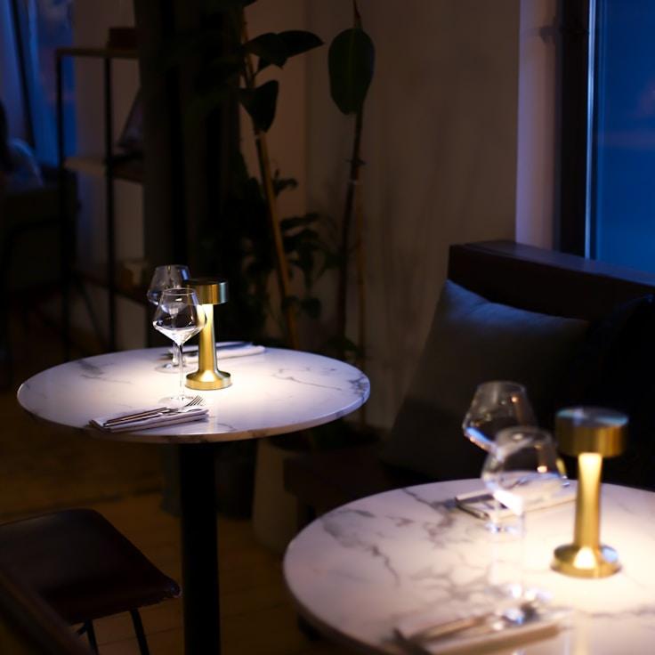 Casual restaurant with booth seating